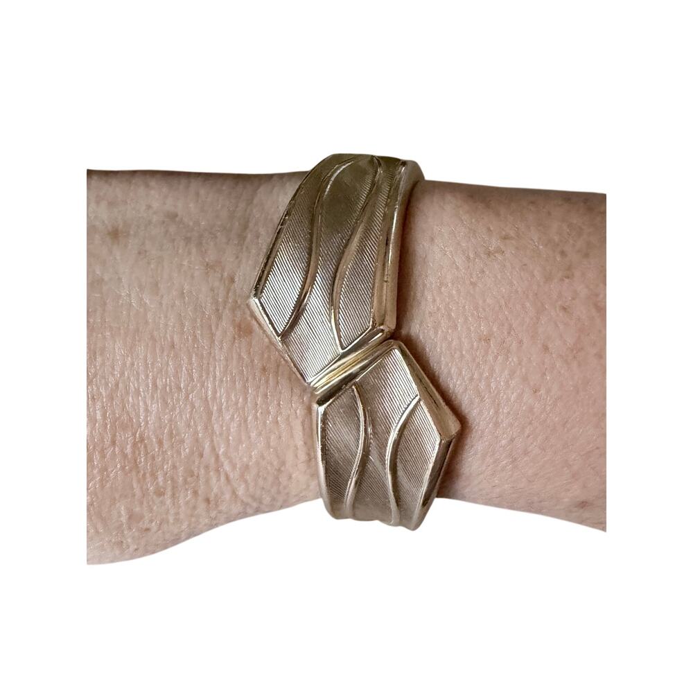 Vintage Sarah Coventry gold tone hinge chunky bangle chic classy bracelet